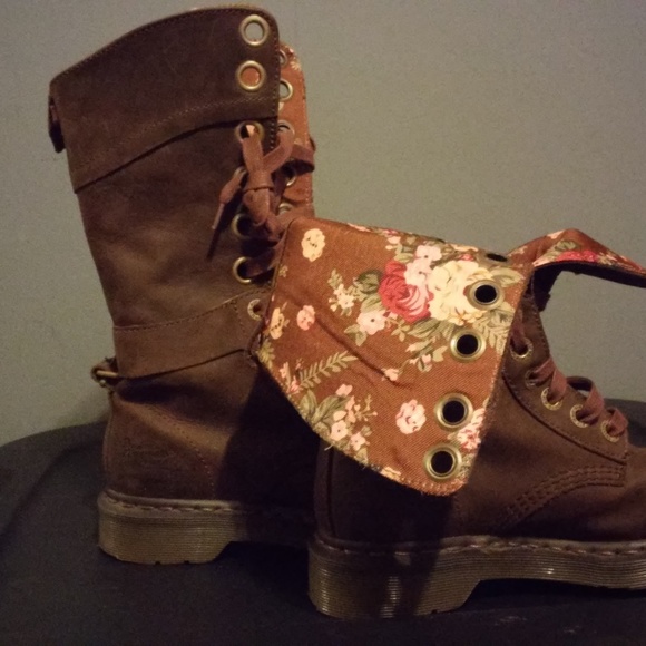 Dr.Martens brown Victorian floral triumph boots! - Picture 1 of 6